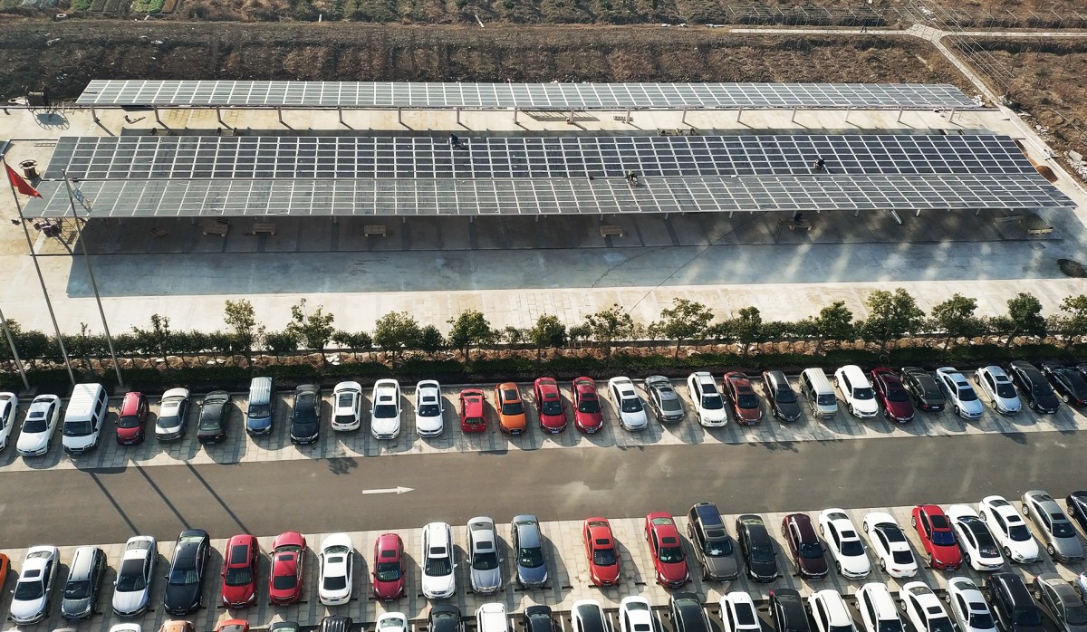 建成我市首个光伏停车场(图1) 建成我市首个光伏停车场(图1)