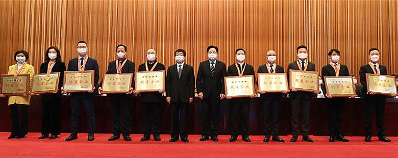 苏华再获“五星企业”大奖:不忘初心展宏图,团结一致促发展(图1) 苏华再获“五星企业”大奖:不忘初心展宏图,团结一致促发展(图1)