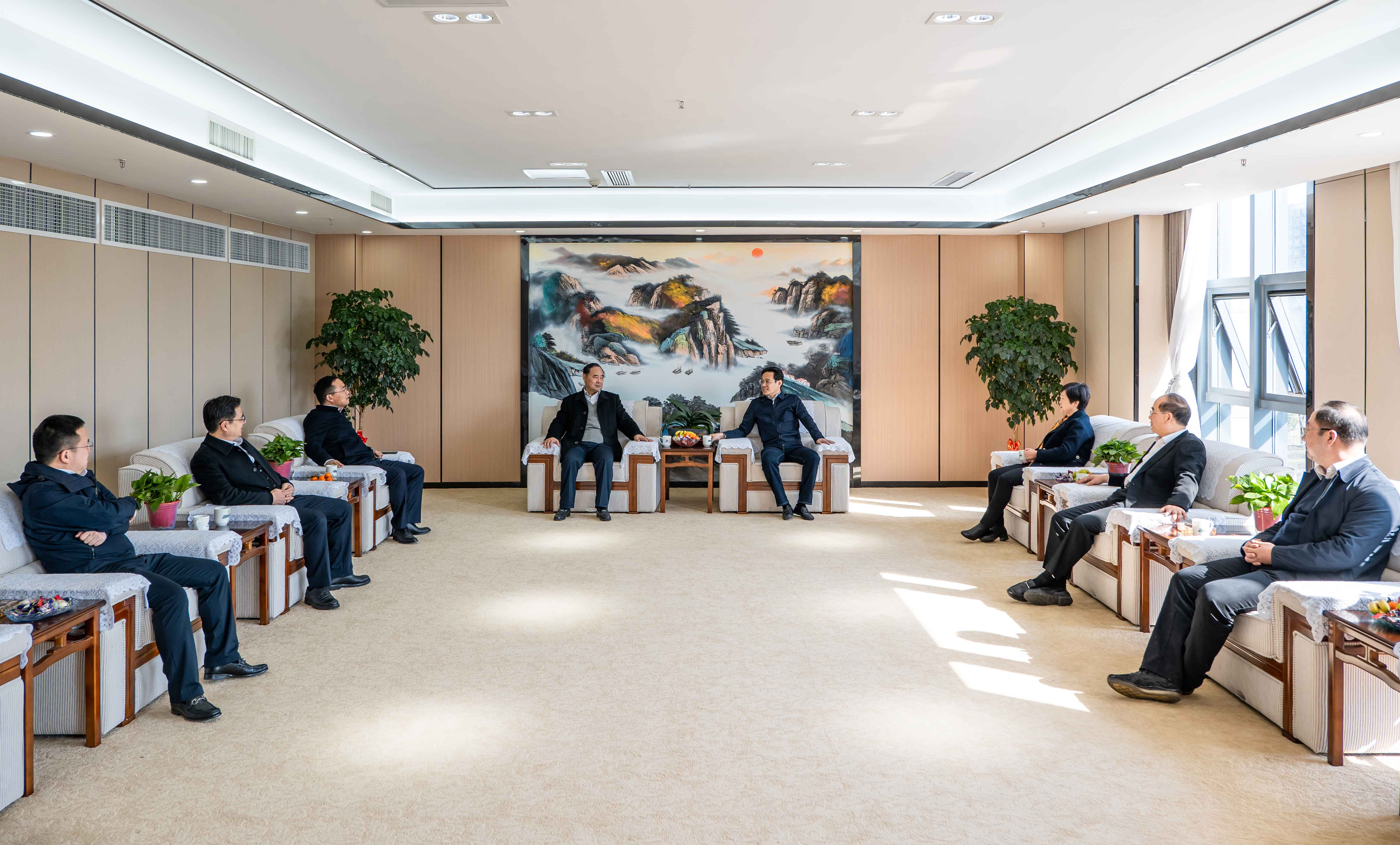 节后上班第一天,市委书记徐华勤来看望我们啦!(图1) 节后上班第一天,市委书记徐华勤来看望我们啦!(图1)