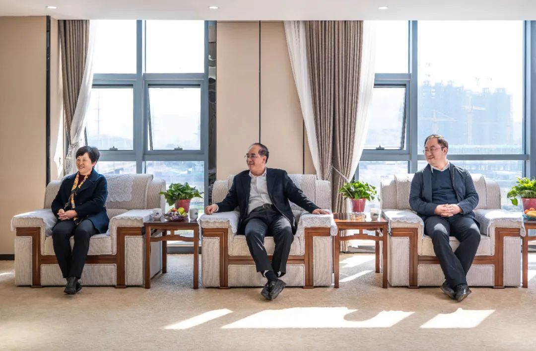 节后上班第一天,市委书记徐华勤来看望我们啦!(图2) 节后上班第一天,市委书记徐华勤来看望我们啦!(图2)