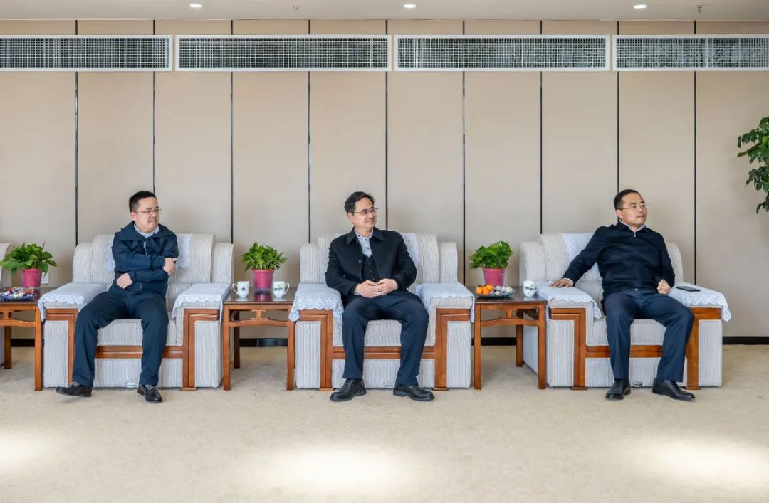 节后上班第一天,市委书记徐华勤来看望我们啦!(图3) 节后上班第一天,市委书记徐华勤来看望我们啦!(图3)